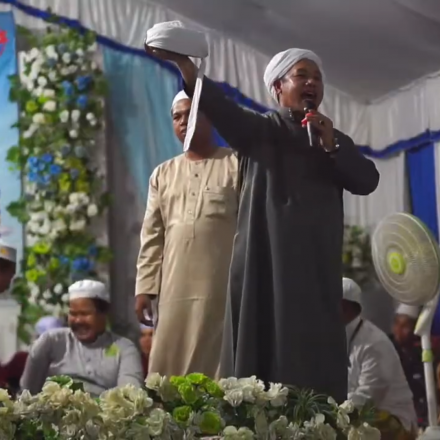 Warga Desa Mangkalawat gelar Saprah Amal, bertempat di halaman Musholla Ishlahul Ummah